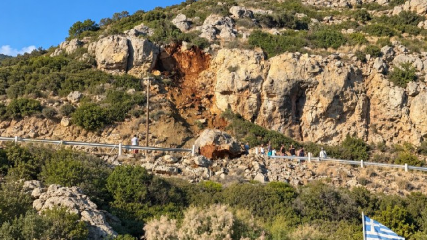 Ρόδος: Βράχος έπεσε στον δρόμο προς την παραλία Άντονι Κουίν – Φόβοι για νέες αποκολλήσεις