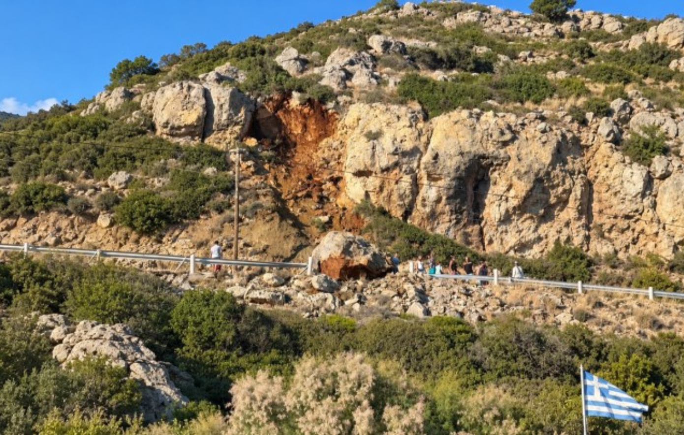 Ρόδος: Βράχος έπεσε στον δρόμο προς την παραλία Άντονι Κουίν – Φόβοι για νέες αποκολλήσεις