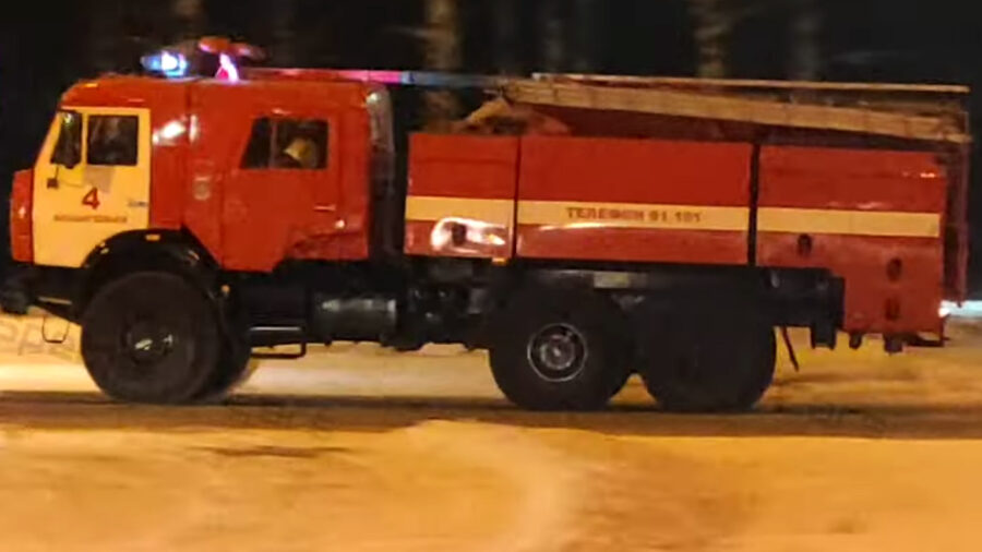 Γλυφάδα: Κατασβέστηκε η πυρκαγιά σε αντιπροσωπεία αυτοκινήτων, με καταστροφές σε οχήματα και ενδείξεις εμπρησμού