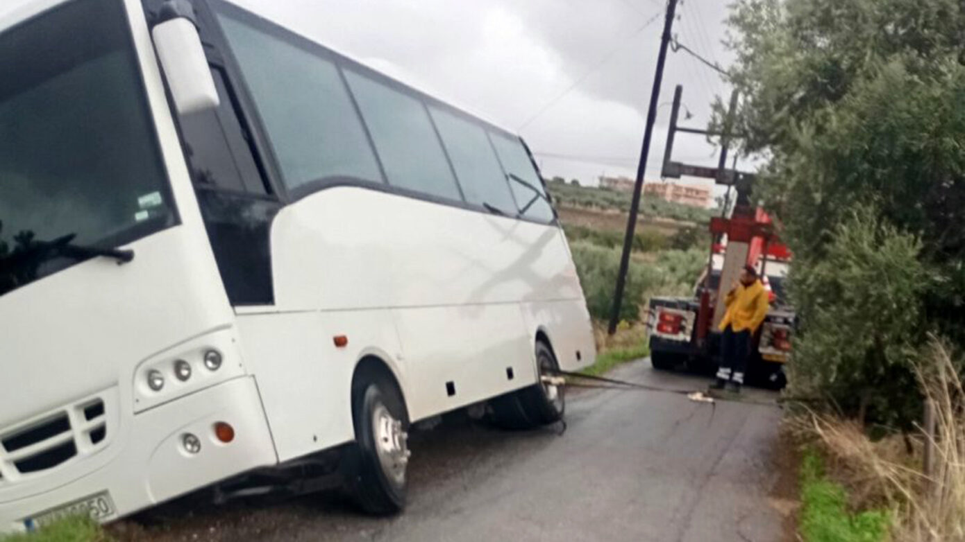 Ηράκλειο: Σχολικό λεωφορείο βγήκε εκτός δρόμου και λαχτάρησαν οι μαθητές – «Υποχώρησε το οδόστρωμα», λέει ο οδηγός