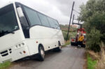 Ηράκλειο: Σχολικό λεωφορείο βγήκε εκτός δρόμου και λαχτάρησαν οι μαθητές – «Υποχώρησε το οδόστρωμα», λέει ο οδηγός