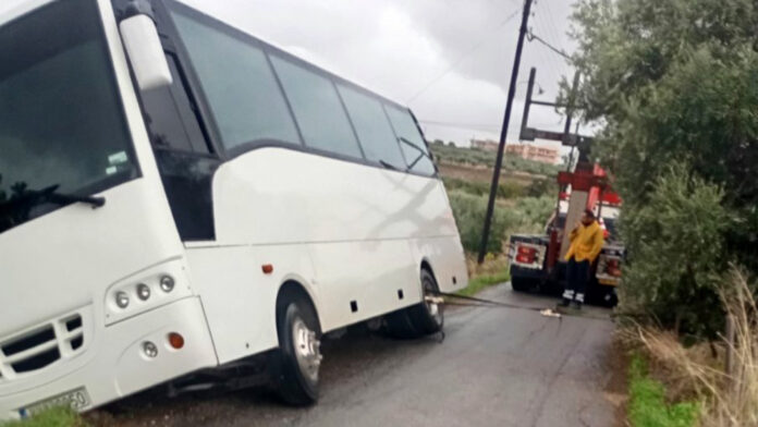 Ηράκλειο: Σχολικό λεωφορείο βγήκε εκτός δρόμου και λαχτάρησαν οι μαθητές – «Υποχώρησε το οδόστρωμα», λέει ο οδηγός