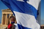 Αθήνα: 82 χρόνια από την απελευθέρωση – Έπαρση της σημαίας στον Ιερό Βράχο της Ακρόπολης