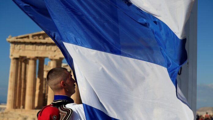 Αθήνα: 82 χρόνια από την απελευθέρωση – Έπαρση της σημαίας στον Ιερό Βράχο της Ακρόπολης