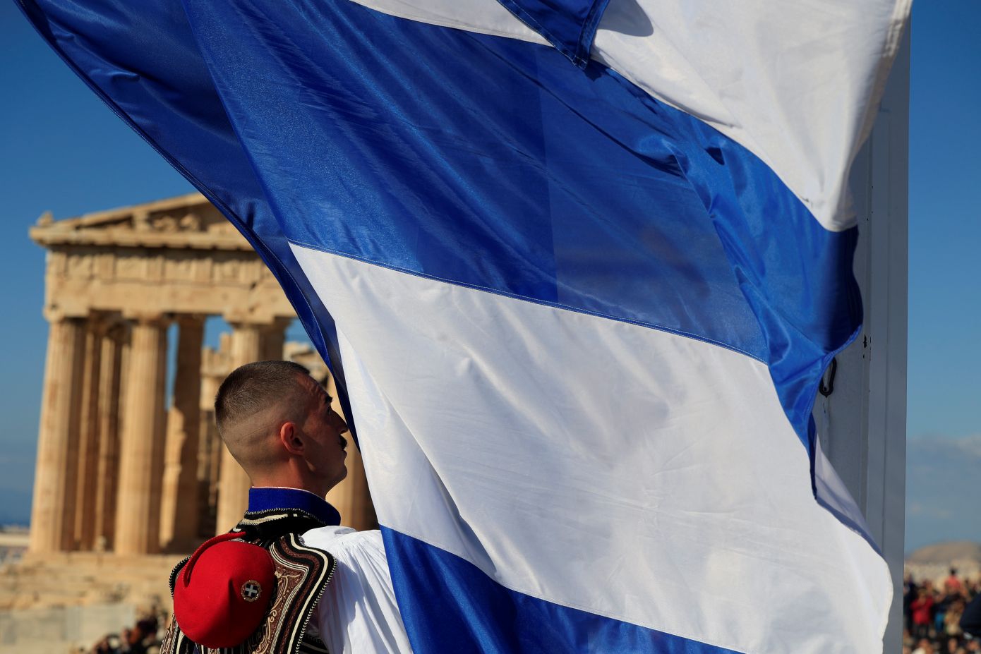 Αθήνα: 82 χρόνια από την απελευθέρωση – Έπαρση της σημαίας στον Ιερό Βράχο της Ακρόπολης