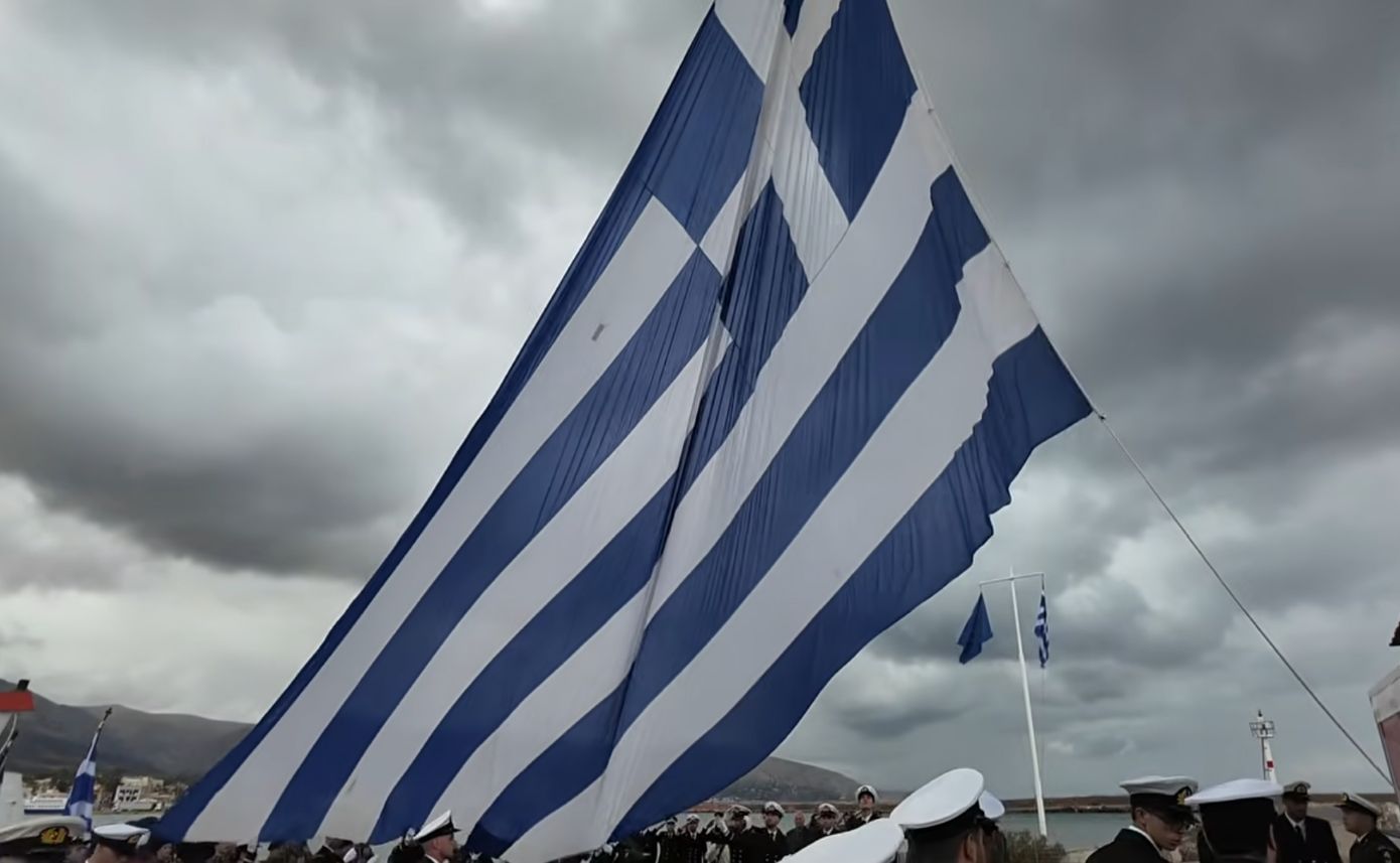 Λιμάνι της Χίου: Υψώθηκε και φέτος παρά τη βροχή η τεράστια ελληνική σημαία των 150 τ.μ