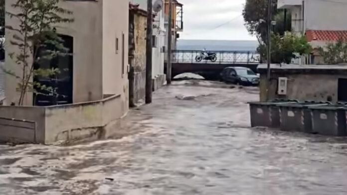 Σκάλα Ερεσού: Η απότομη νεροποντή υπερχείλισε τον ποταμό και παρέσυρε αυτοκίνητο
