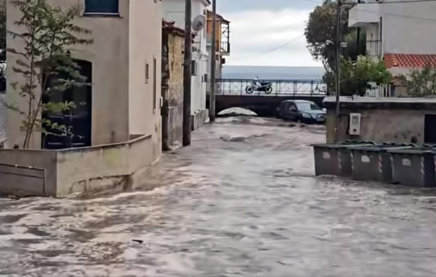 Σκάλα Ερεσού: Η απότομη νεροποντή υπερχείλισε τον ποταμό και παρέσυρε αυτοκίνητο