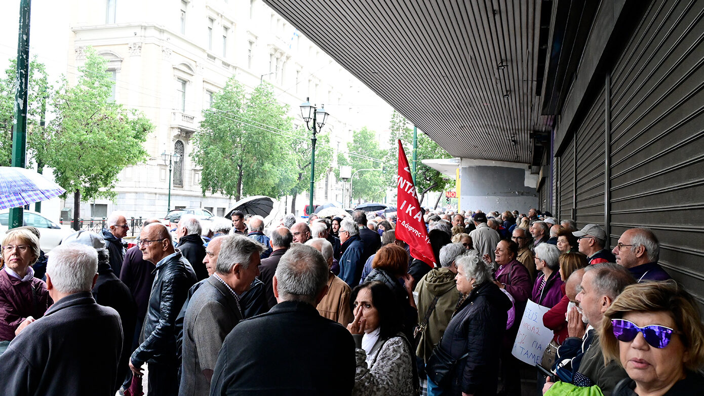 Συνταξιούχοι στο υπουργείο Εργασίας: «Ψίχουλα τα μέτρα της κυβέρνησης»