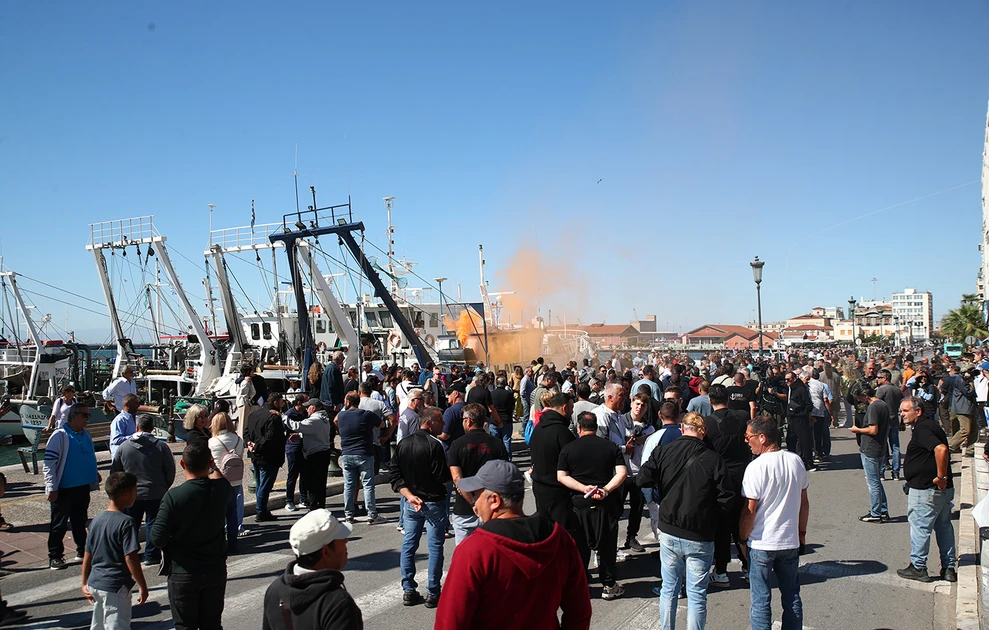 Θεσσαλονίκη: Οι αλιείς συνεχίζουν τις κινητοποιήσεις παρά τον διπλασιασμό της επιδότησης – Απειλούν με αποκλεισμό του λιμανιού