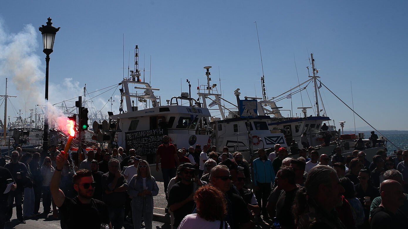 Θεσσαλονίκη: Οι αλιείς κλιμακώνουν τις κινητοποιήσεις με μπλόκο σε φορτηγά τουρκικών ψαριών στη Νέα Μηχανιώνα