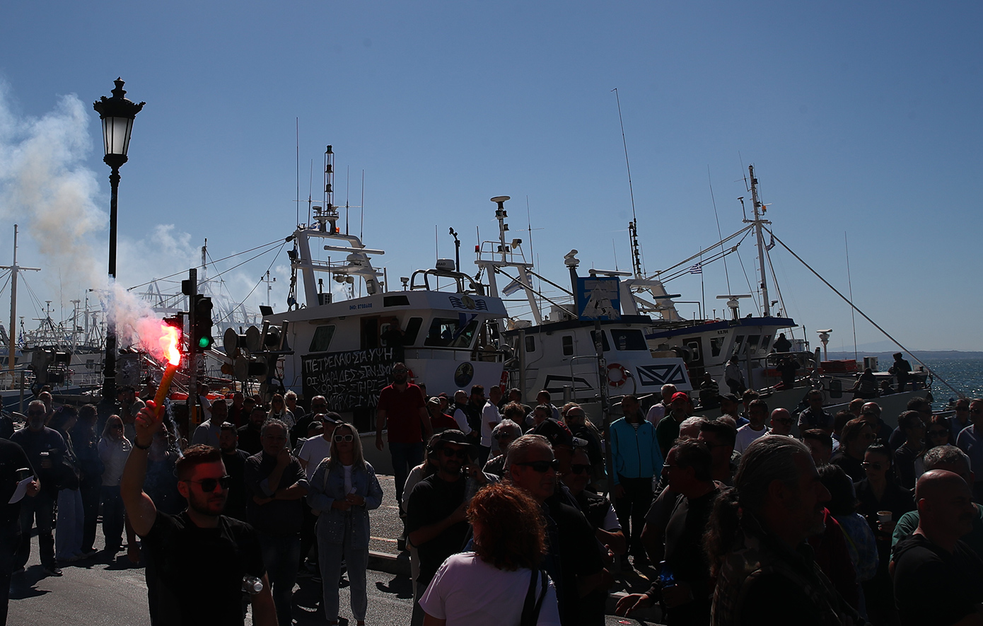 Θεσσαλονίκη: Οι αλιείς κλιμακώνουν τις κινητοποιήσεις με μπλόκο σε φορτηγά τουρκικών ψαριών στη Νέα Μηχανιώνα
