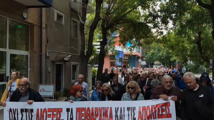 Εκπαιδευτικοί διαμαρτύρονται για την παραπομπή δύο συναδέλφων τους: «Η τρομοκρατία των πειθαρχικών δεν θα περάσει»
