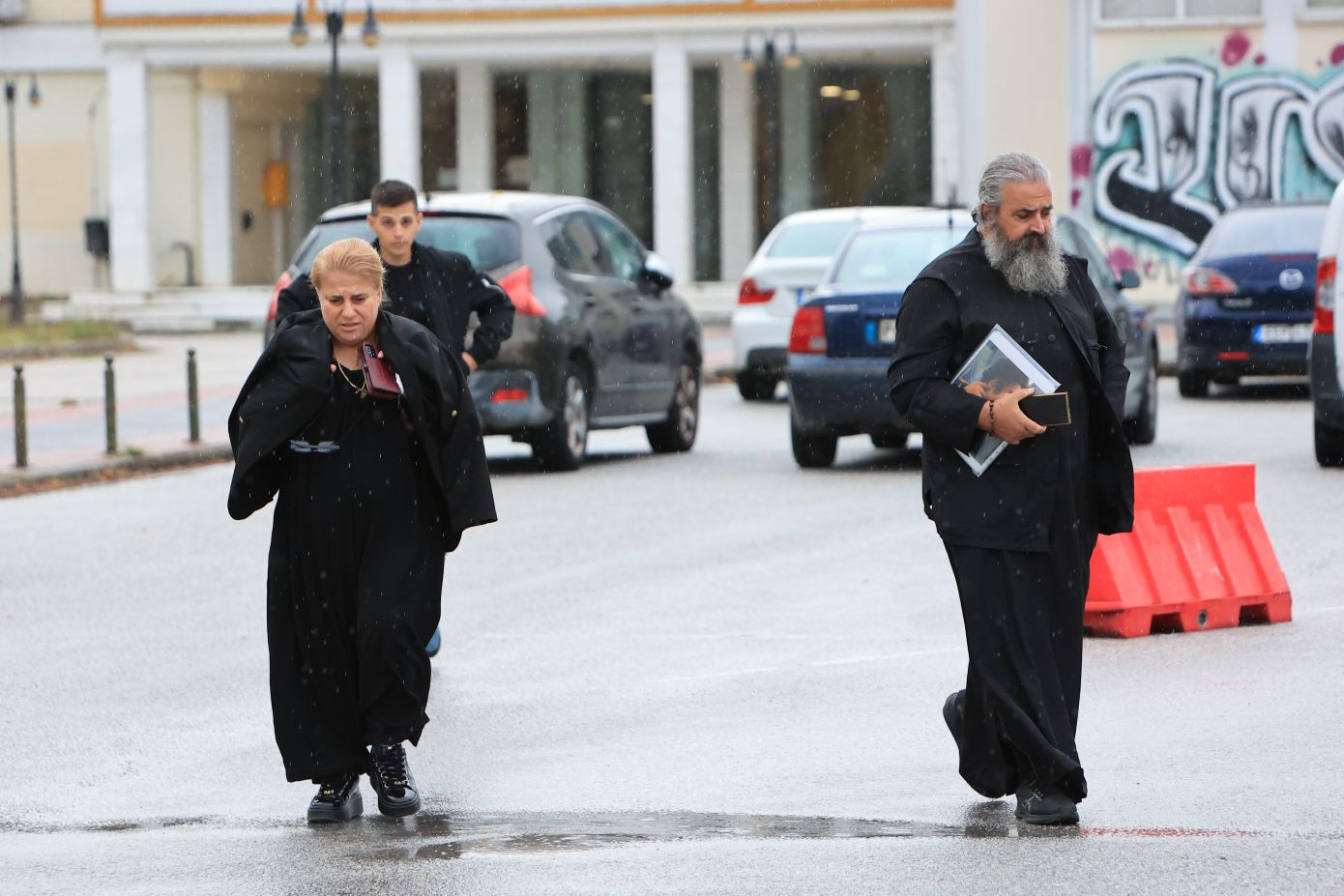 Δίκη για τα Τέμπη: Συγκλόνισαν οι γονείς του 23χρονου Κύπριου φοιτητή – «Τον έφεραν γυμνό σε νάιλον σακούλα – Είχε παράξενα εγκαύματα και μύριζε χημικά»