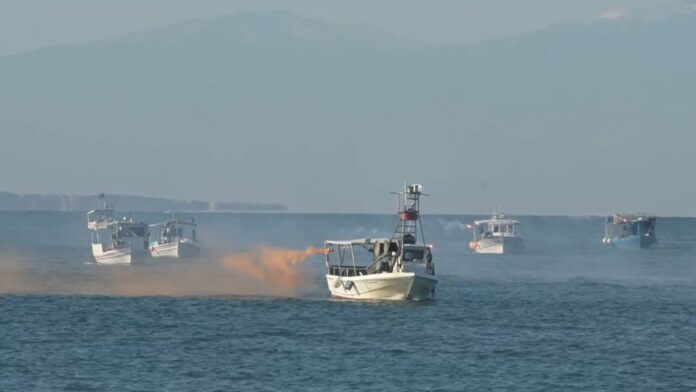 Θεσσαλονίκη: Οι ψαράδες διαμαρτύρονται με καπνογόνα και κόρνες στον Θερμαϊκό – «εμείς χρεοκοπήσαμε»