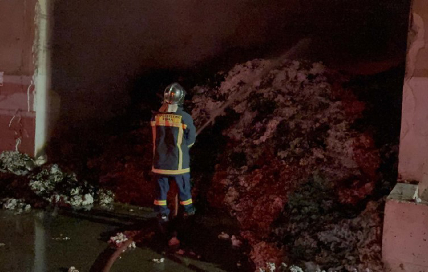 Τρίκαλα: Πυρκαγιά σε εργοστάσιο βάμβακος – Καίγονται έξι αποθήκες