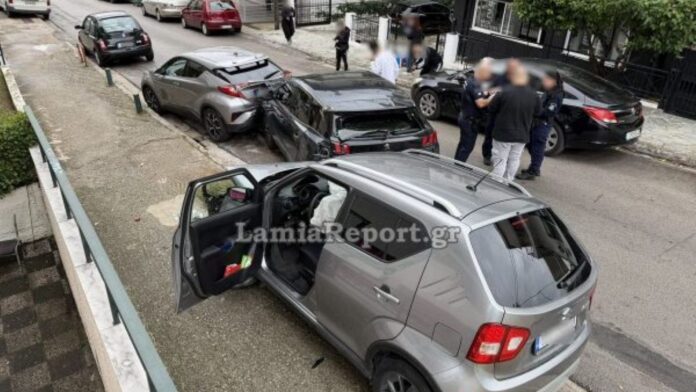 Λαμία: Κόλλησε το γκάζι του αυτοκινήτου και χτύπησε δύο παρκαρισμένα ΙΧ