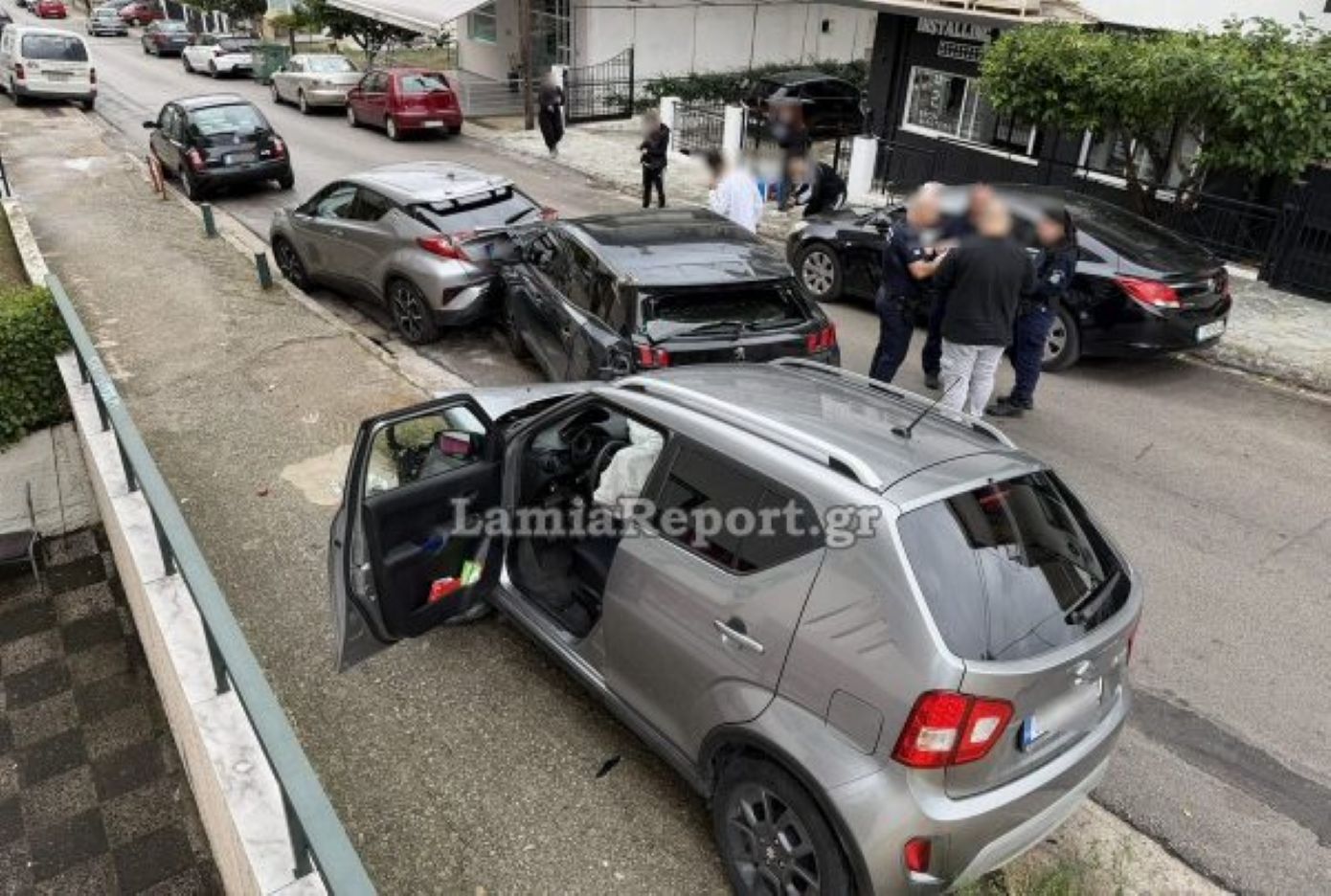 Λαμία: Κόλλησε το γκάζι του αυτοκινήτου και χτύπησε δύο παρκαρισμένα ΙΧ
