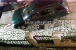 Τροχαίο στη Λαμία: Οδηγός έπεσε πάνω σε παρκαρισμένα αυτοκίνητα, έκανε όπισθεν και εξαφανίστηκε