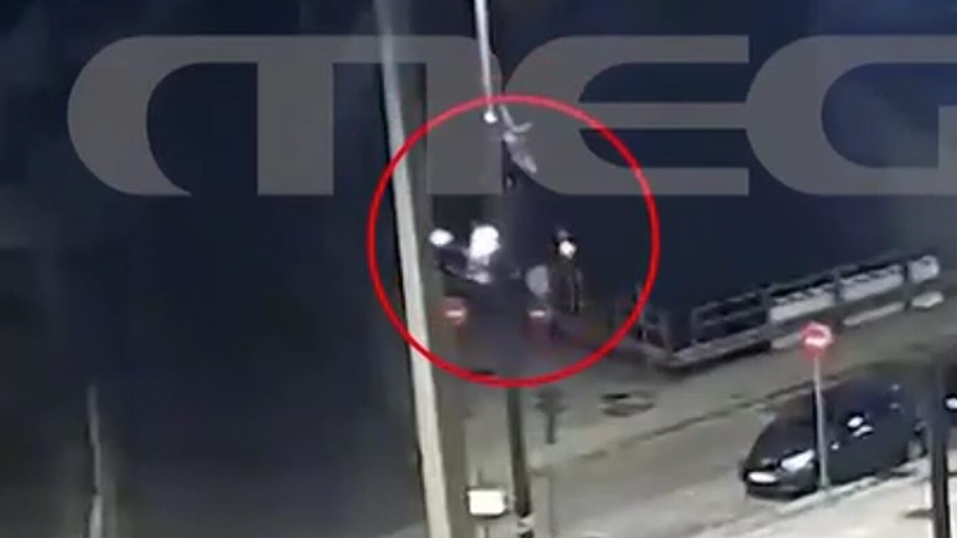 Τροχαίο στην Καλλιθέα: Στο νοσοκομείο βρίσκεται με τραύματα 27χρονη οδηγός μηχανής – Καρέ καρέ το ατύχημα
