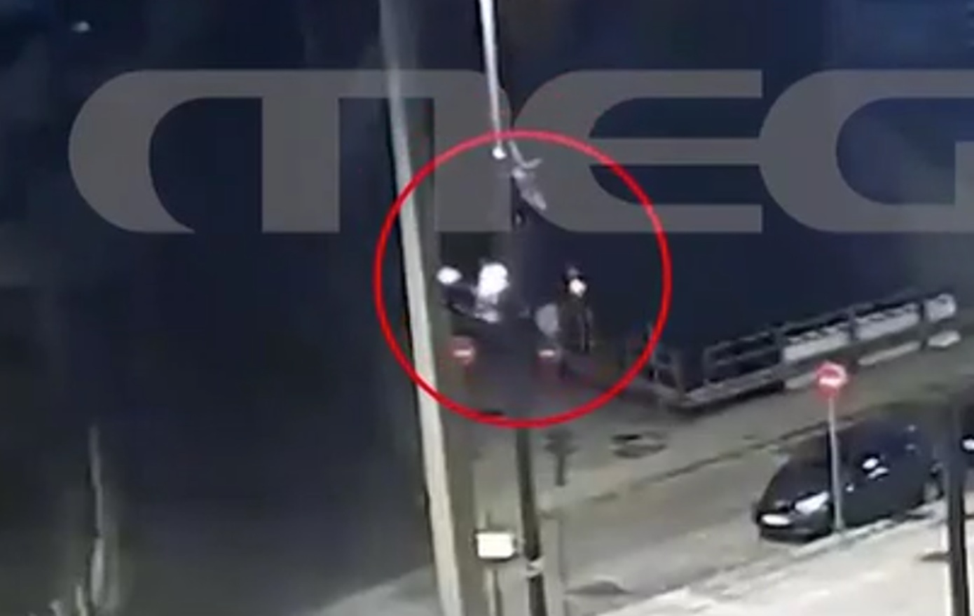 Τροχαίο στην Καλλιθέα: Στο νοσοκομείο βρίσκεται με τραύματα 27χρονη οδηγός μηχανής – Καρέ καρέ το ατύχημα
