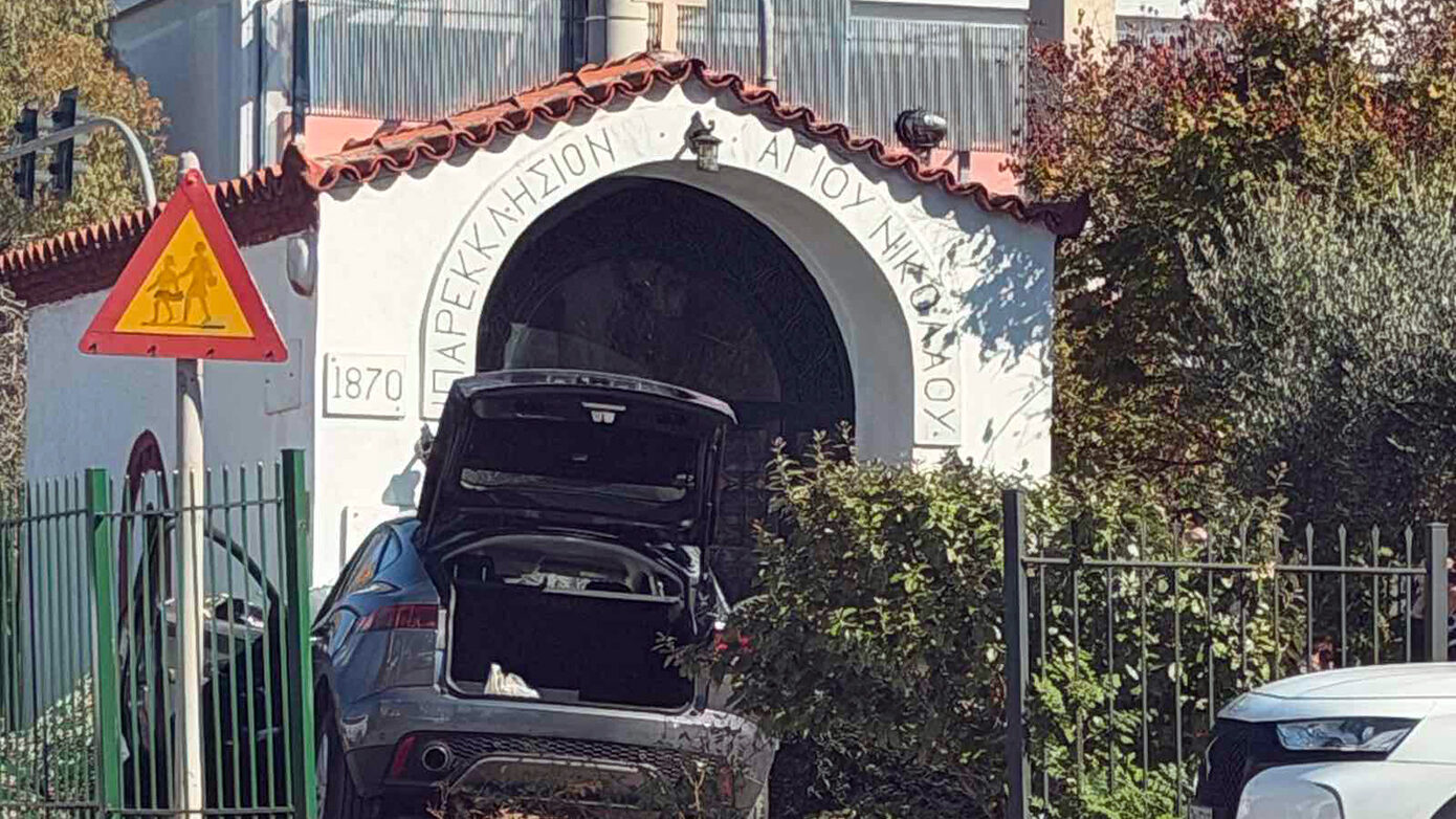 Γλυφάδα: Οδηγός έχασε τον έλεγχο του αυτοκινήτου και εισέβαλε σε εκκλησία