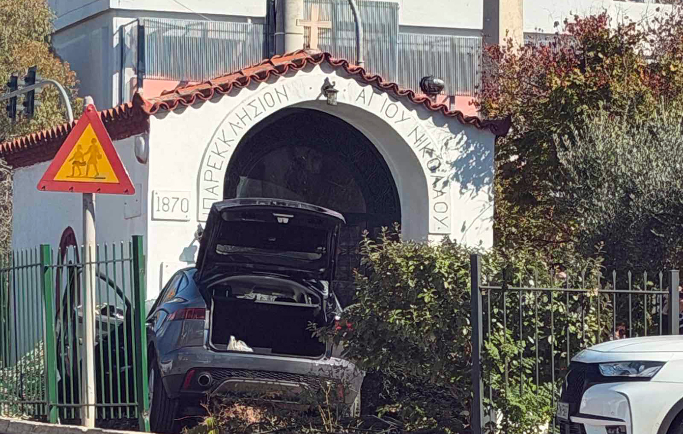 Γλυφάδα: Οδηγός έχασε τον έλεγχο του αυτοκινήτου και εισέβαλε σε εκκλησία