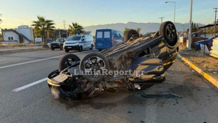 Λαμία: Σοβαρό τροχαίο με αυτοκίνητο που αναποδογύρισε στη μέση του δρόμου