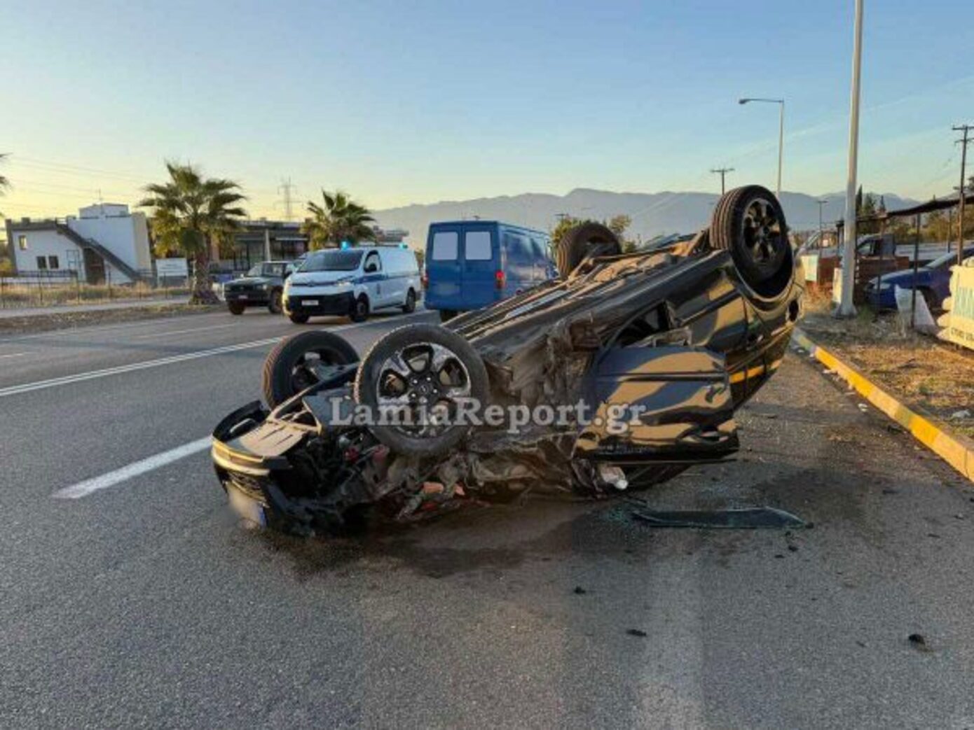 Λαμία: Σοβαρό τροχαίο με αυτοκίνητο που αναποδογύρισε στη μέση του δρόμου
