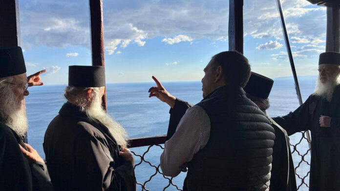 Άγιον Όρος: Ο Αλέξης Τσίπρας στο στόχαστρο για την επίσκεψη – «θεομπαίχτης» και «καρφί» για τον συνοδό
