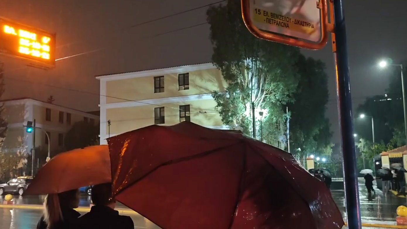 Αττική: Είναι σε εξέλιξη έντονα φαινόμενα με κεραυνούς, βροντές και βροχή σε πολλές περιοχές – Δείτε βίντεο