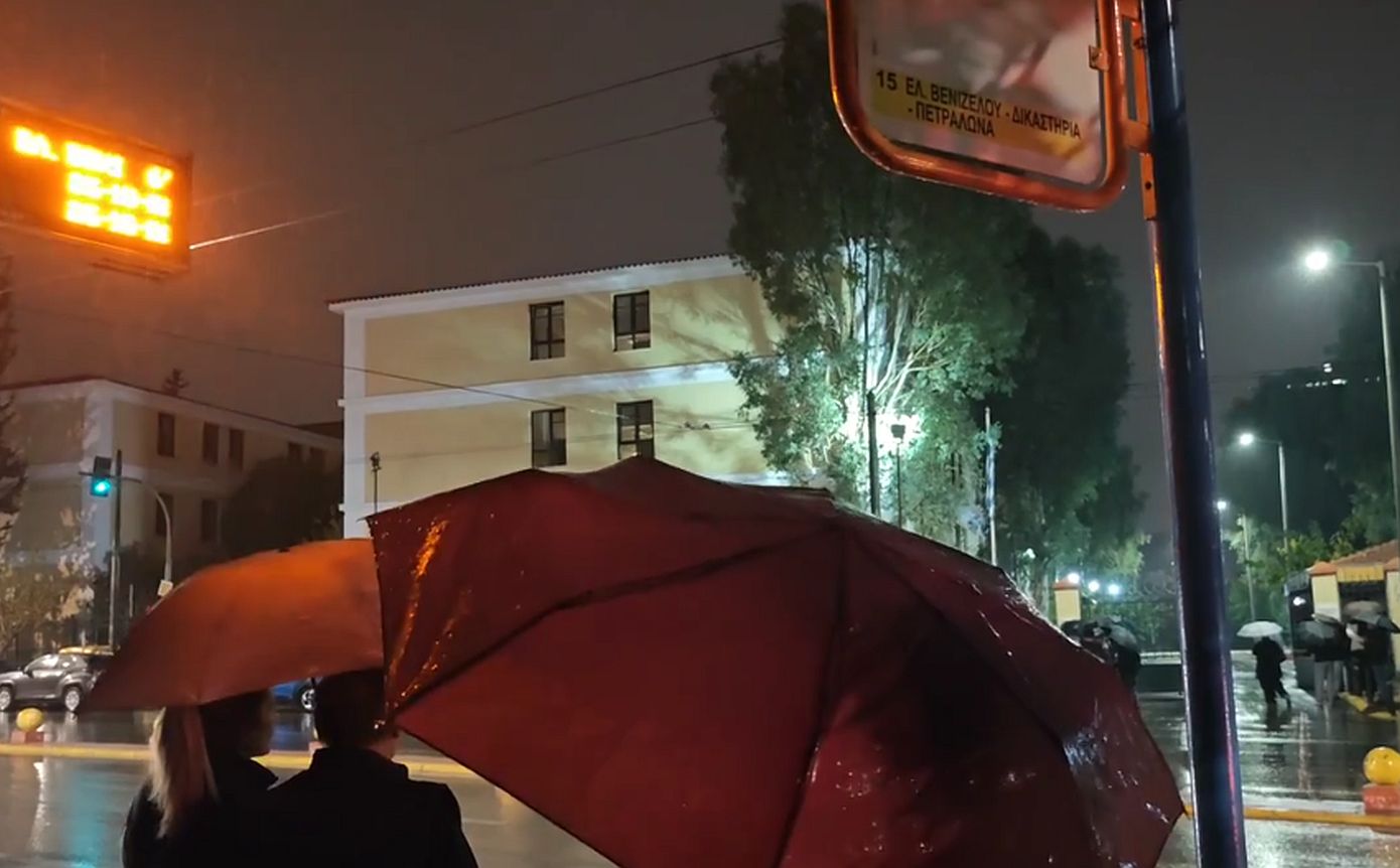 Αττική: Είναι σε εξέλιξη έντονα φαινόμενα με κεραυνούς, βροντές και βροχή σε πολλές περιοχές – Δείτε βίντεο