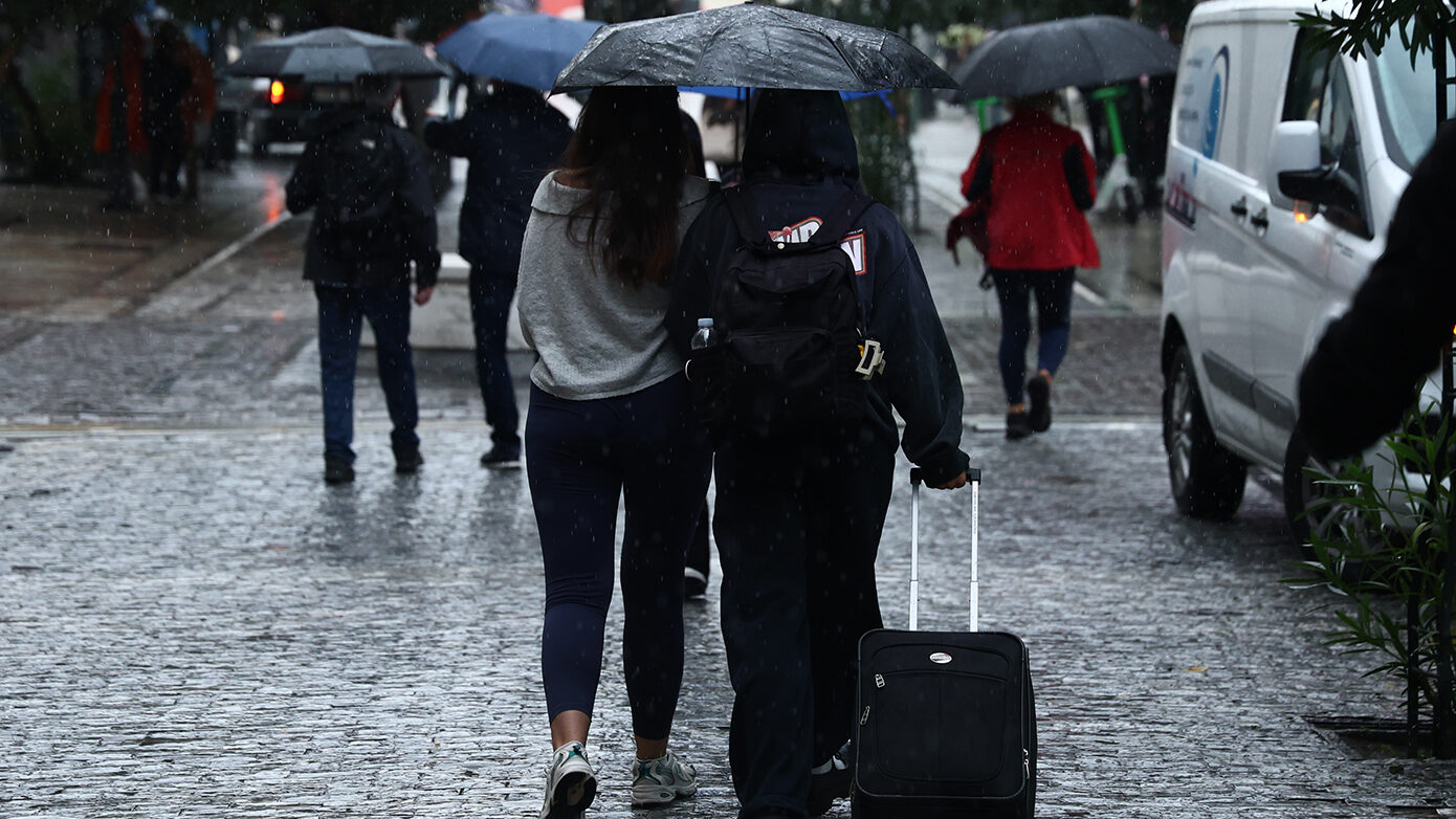 Καιρός: Βροχές, καταιγίδες και χαμηλότερη θερμοκρασία – Πόσο θα διαρκέσει η μίνι κακοκαιρία και τι προβλέπεται για την επόμενη εβδομάδα