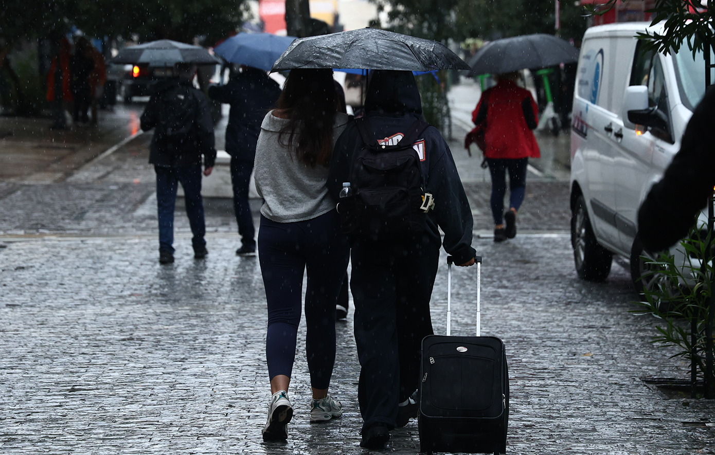 Καιρός: Βροχές, καταιγίδες και χαμηλότερη θερμοκρασία – Πόσο θα διαρκέσει η μίνι κακοκαιρία και τι προβλέπεται για την επόμενη εβδομάδα