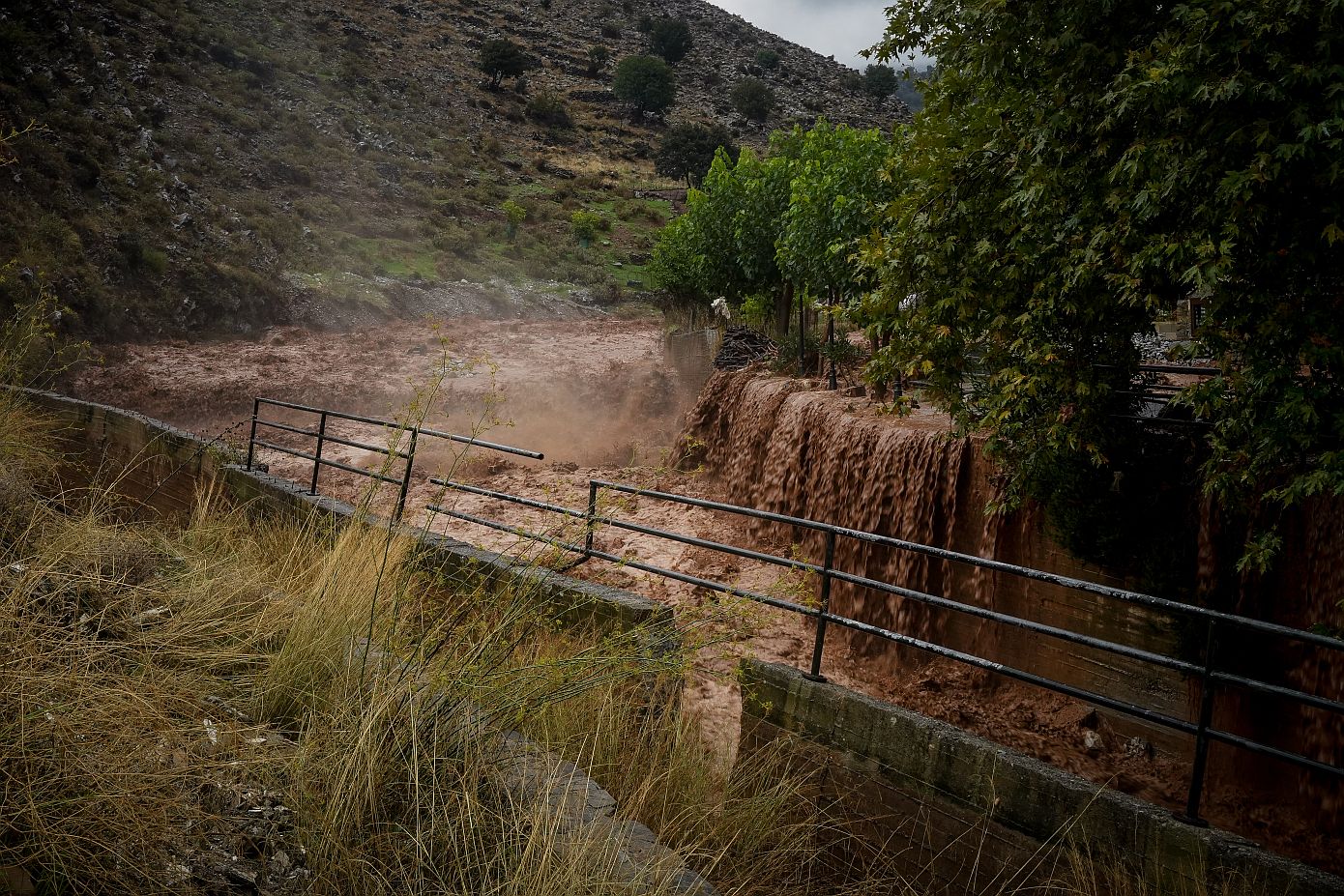 Η Κρήτη παραμένει σε συναγερμό: Σοβαρά προβλήματα στα Ζωνιανά, έκλεισε γέφυρα που κρίθηκε ετοιμόρροπη