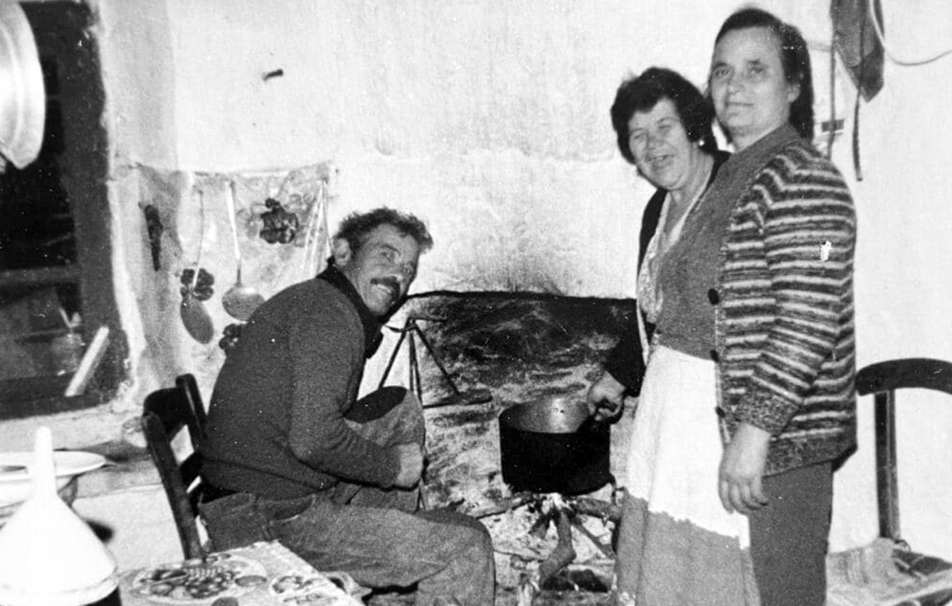 Χοιροσφάγια στη Βόρεια Άνδρο: Η χειμωνιάτικη προετοιμασία, οι μυρωδιές και τα τραπέζια που έφερναν κοντά τις γειτονιές