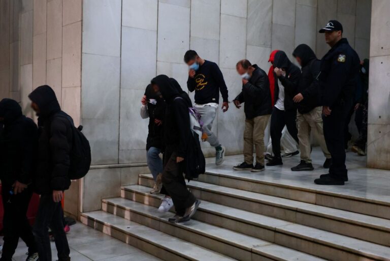 ΕΛ.ΑΣ. για «Χωριάτικο»: Δεκάδες ακόμη κατηγορούμενοι – Συνδέσαμε τους «αχυρανθρώπους» και τις εταιρείες με έναν κοινό παρονομαστή