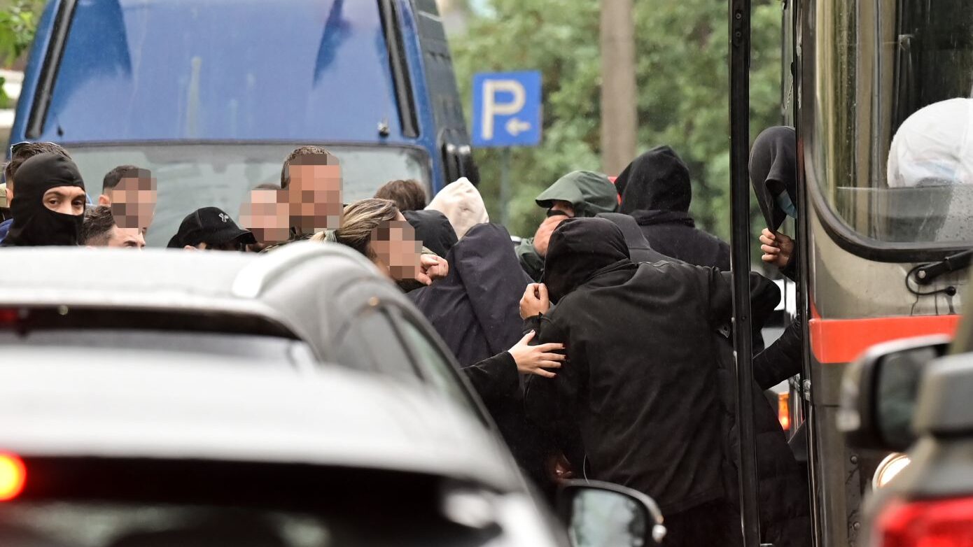Υπόθεση «Χωριάτικο»: Τρεις κατηγορούμενοι οδηγούνται στη φυλακή, άλλοι τέσσερις ελεύθεροι με περιοριστικούς όρους