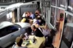 Εύοσμος: Μεθυσμένος οδηγός έπεσε με το αυτοκίνητό του σε ταβέρνα και τραυμάτισε τρεις θαμώνες – Σοκαριστικό βίντεο